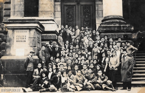 Grupa młodzieży żydowskiej z Płocka na wycieczce w Warszawie, przed gmachem Towarzystwa Zachęty Sztuk Pięknych. W trzecim rzędzie od dołu, czwarta od lewej strony siedzi Ryfka Koryto (fotografia wykonana w 1932 roku; ze zbiorów prywatnych Pniny Stern).